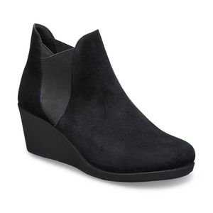 CROCS - WOMENS LEIGH WEDGE CHELSEA BOOT